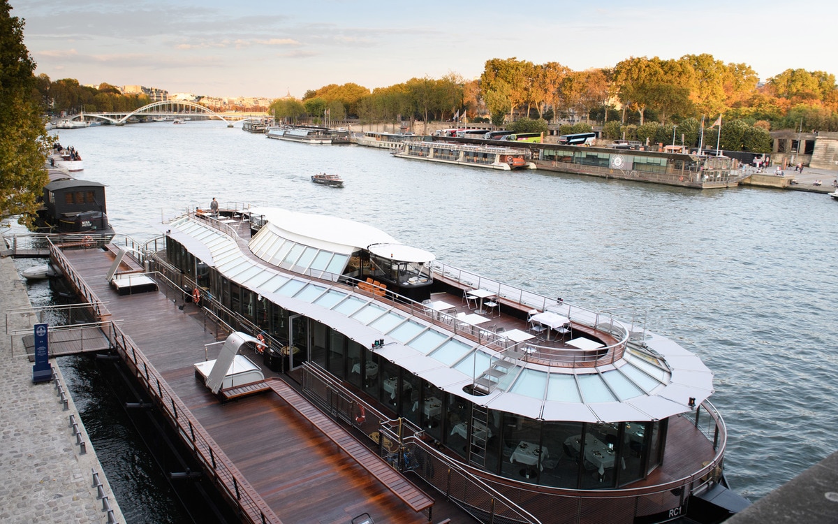 セーヌ川を滑る水上レストランで デュカスの極上フレンチを味わう