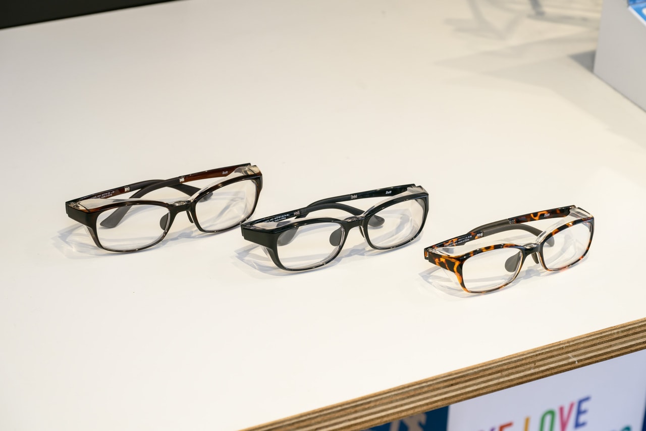 左から、L、M、Sサイズ。レンズの横幅や、テンプルの長さなどに違いがある。（左）「ZC201V02_43A1」3,300円、（中央）「ZA201V01_14E1」3,300円、（右）「ZA201V03_49A1」3,300円。