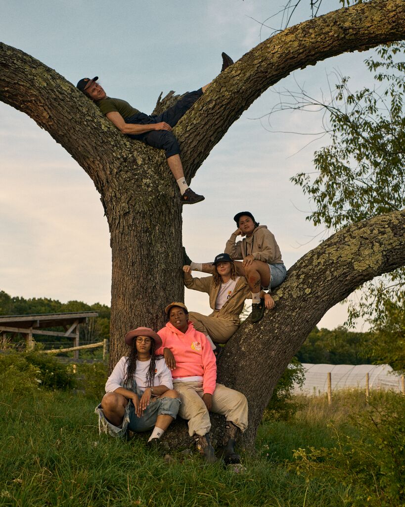 オン×スカイ ハイ ファーム グッズのコラボコレクション第1弾、ビジュアルより。