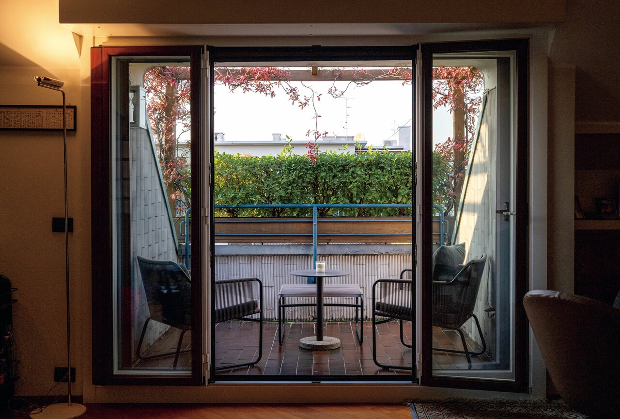 ベランダが付いているのもこの家の気に入っているところ。外の椅子とテーブルはアウトドア家具ブランド、ロダのもの。日差しをいつでも部屋に取り込みたいのでカーテンはつけない。