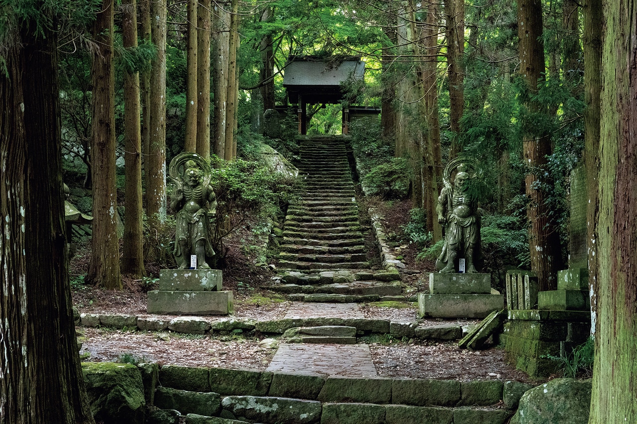 山門前には高さ245cmもの一対の石造仁王像が。脚をさすると健脚になるという言い伝えもあるそう。