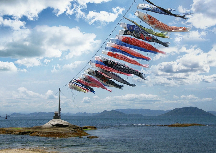 瀬戸内海に浮かぶ鯉のぼり。