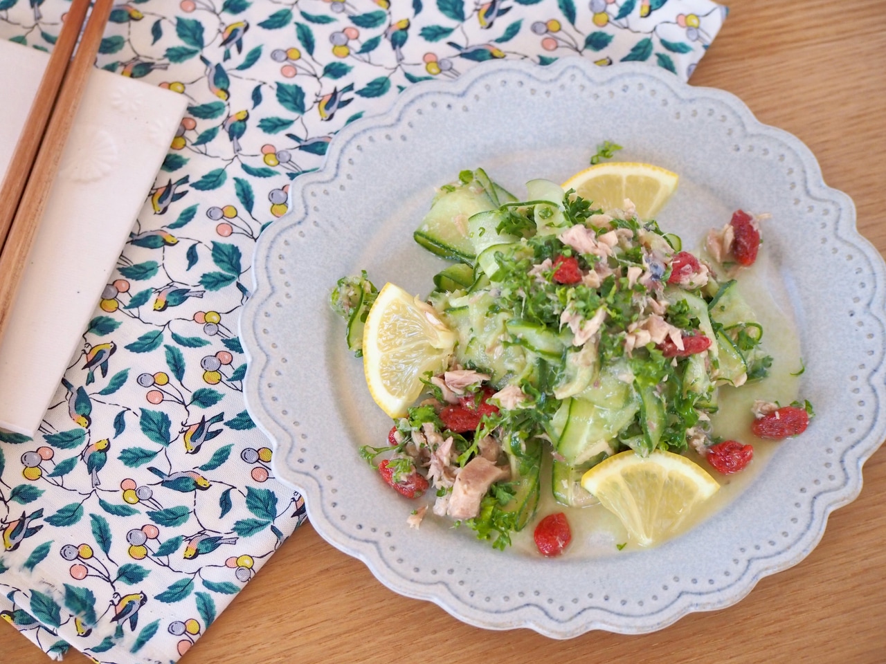 器に盛り付け、飾り用のレモンを散らして完成。