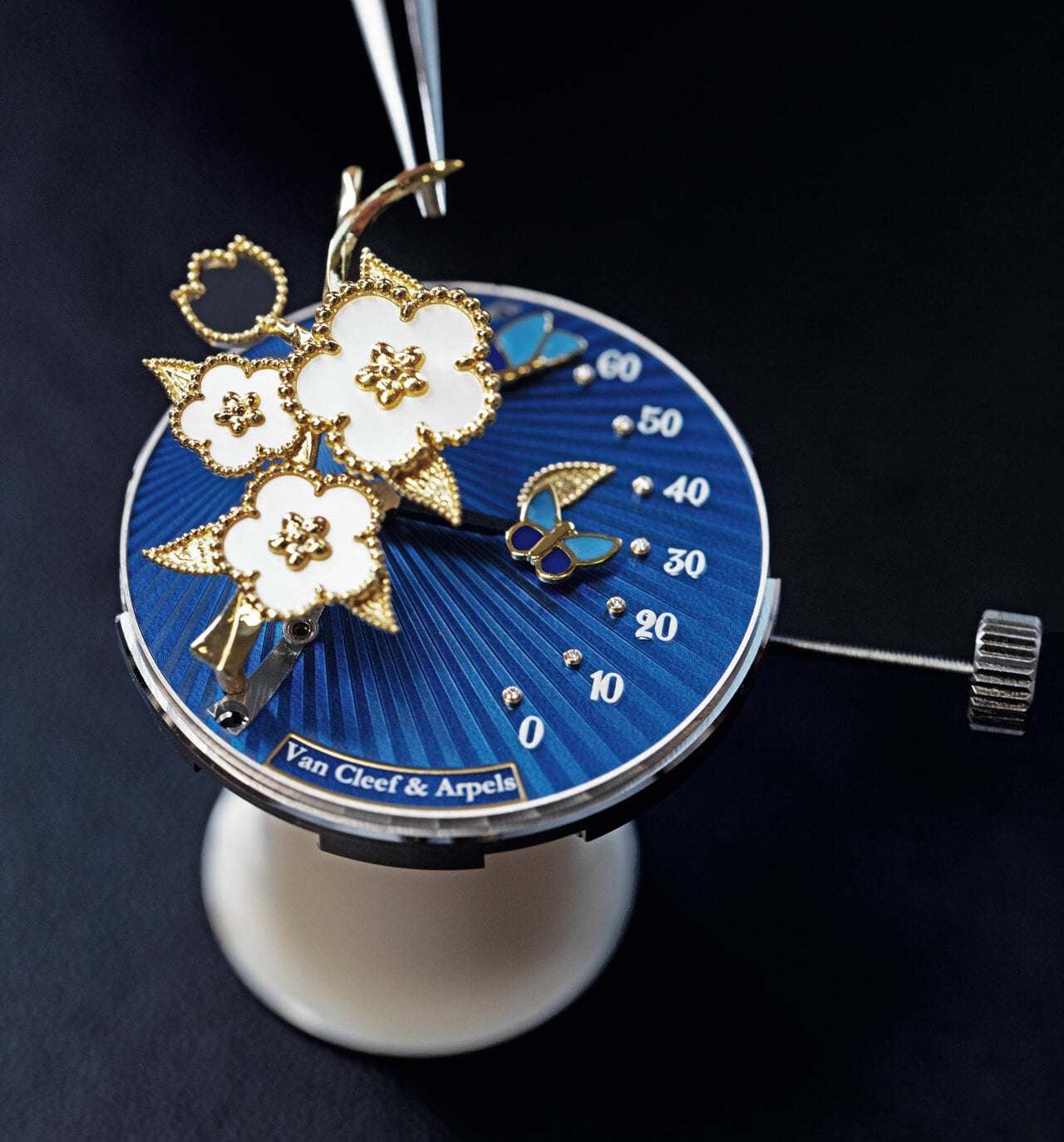 ウォッチ制作の舞台裏。文字盤上にフローラルモチーフを配置。それぞれの花は高さを変えて配置され、ボリューム感と立体感を生み出している。