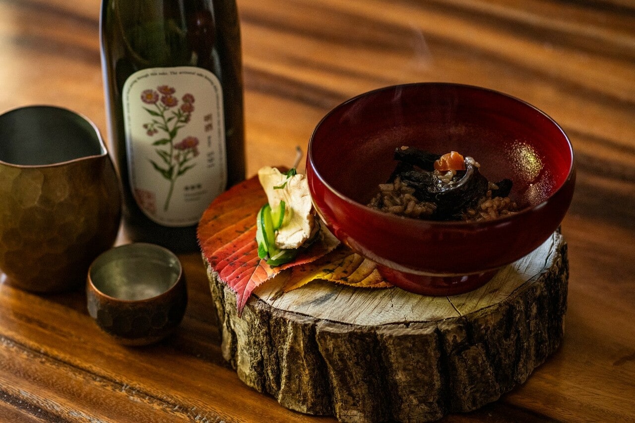 「松茸以上に風味が強く美味」と絶賛されるコウタケ。キュウリ、茗荷、新生姜、キノコの浅漬けを添えて。