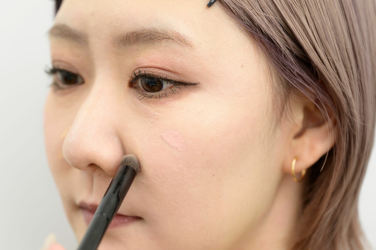 【STEP3】コンシーラーブラシを使用し、くるくるとなじませる。ブラシについている余った分でTゾーンもカバーすればOK。