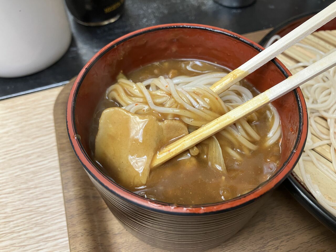 アツアツのつけ汁に冷たい生そば