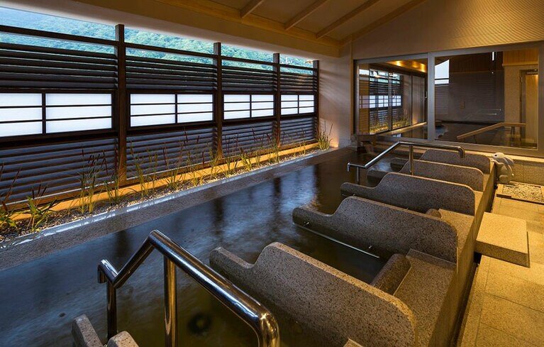 両手両足を延ばしてリラックスできる寝湯。