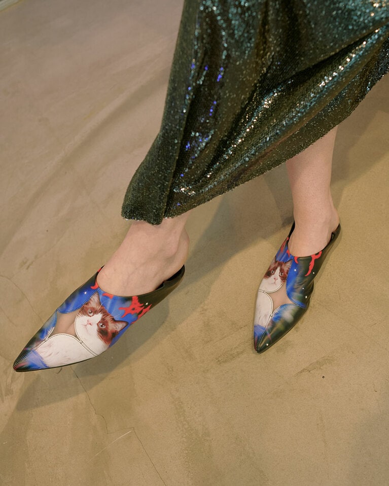 “SEA”（Print）59,400円。COLOR：YET BOY　SIZE：23cm、24cm、25cm　HEEL：1cm。