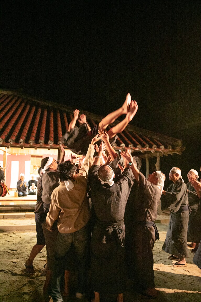 家の子供を胴上げ。