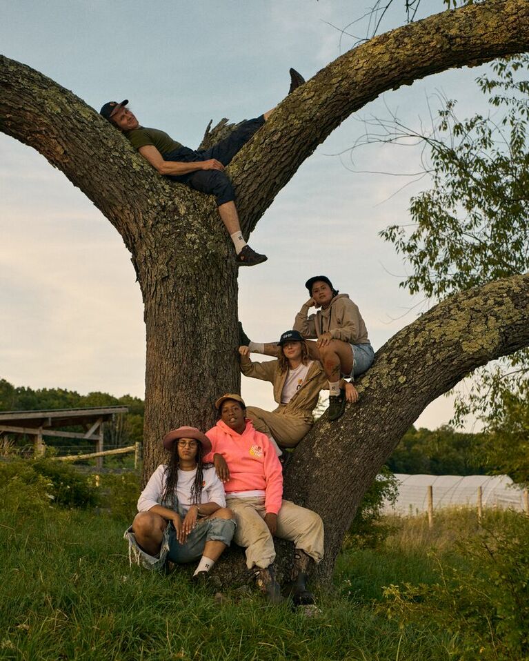 オン×スカイ ハイ ファーム グッズのコラボコレクション第1弾、ビジュアルより。