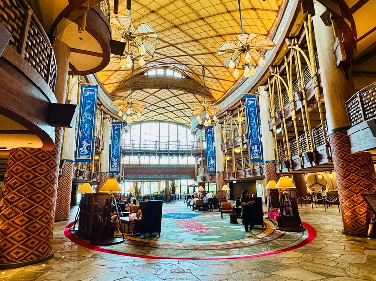 探検をテーマにした装飾が施されたロビーは、吹き抜けで開放感抜群。