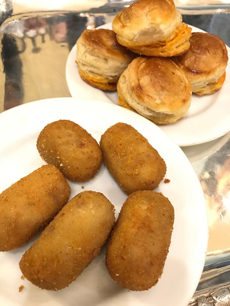 コロッケもミートパイも小ぶりのサイズ。食事ではなくおやつタイムなので。