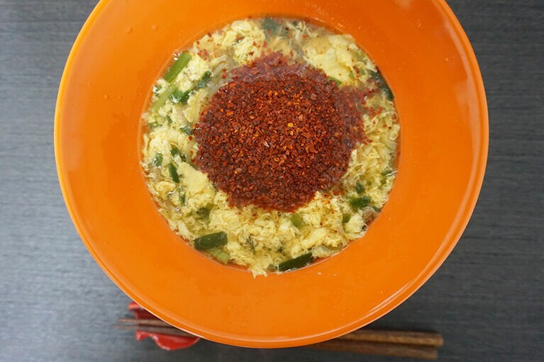 出来上がり。唐辛子の量のインパクトがすごい！