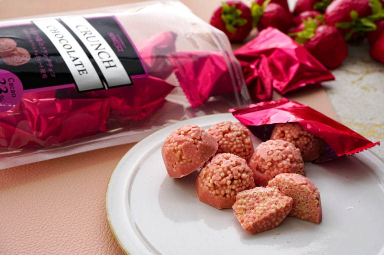 『成城石井 あまおう苺のクランチチョコ』92g、税込810円。