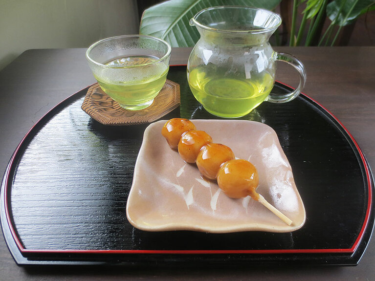 玄米みたらし団子も焼きたてで味わえます。「玄米みたらし団子　お茶セット」350円。