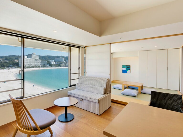 海を一望する「ロイヤルフロア 和洋室」。