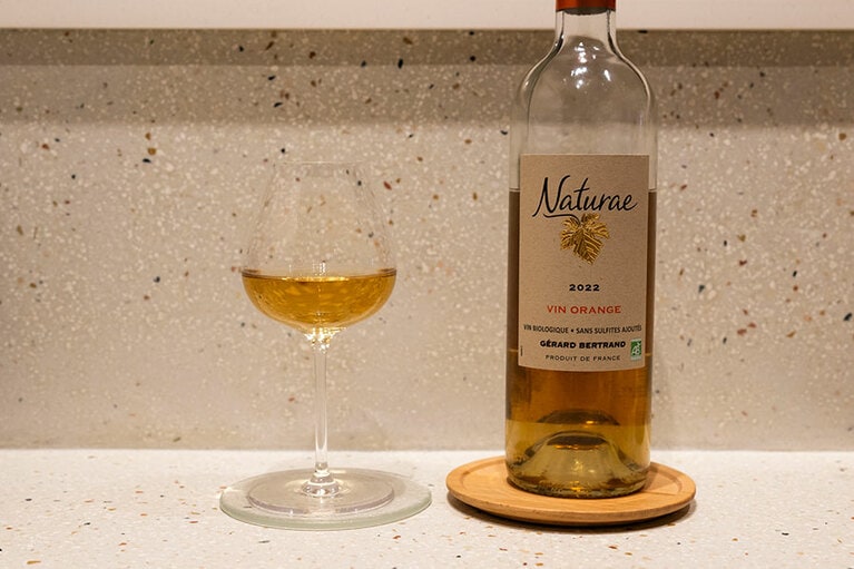 アルコールペアリングは、後味が紅茶を思わせ、せとかとマッチするオレンジワインを。