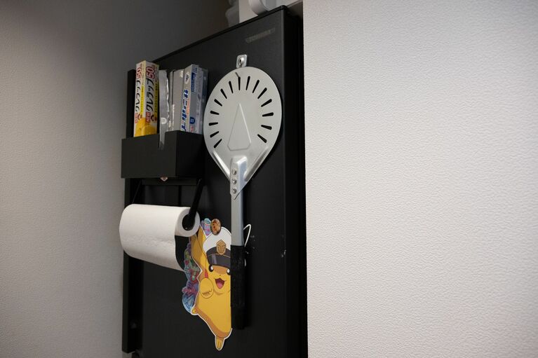 冷蔵庫の扉にはピザピールが。過去にピザをテーマにした連載を持っていたこともある