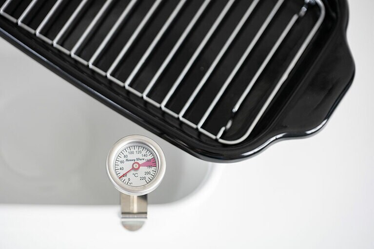 容器にピタッと付けられるところが便利な温度計と、すのこ網も付いたバットは、調理後にフタとしても使えるなど、使い勝手が考え抜かれた逸品。