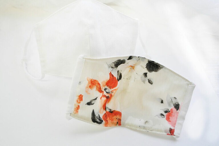 銀×ベージュ花〈タテ12.5cm×ヨコ10cm(半面)〉2,000円／JEWLINGE