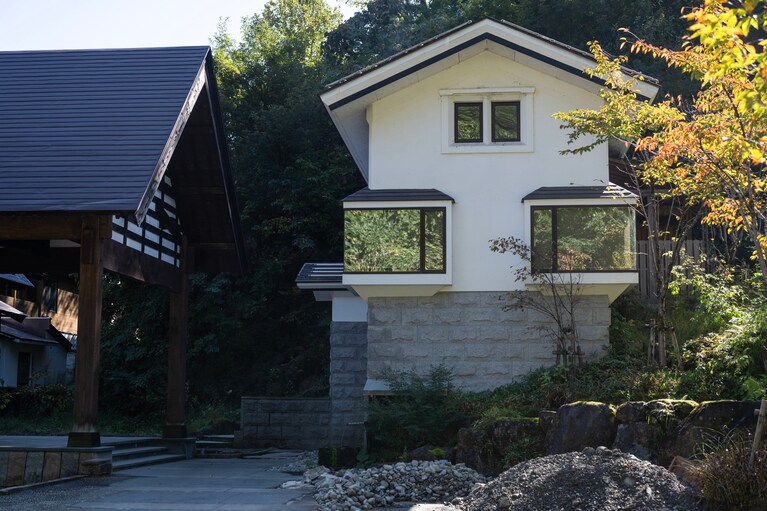 エントランスからすぐ。レセプション棟や客室棟とは切り離されている「里山十帖」の離れ。