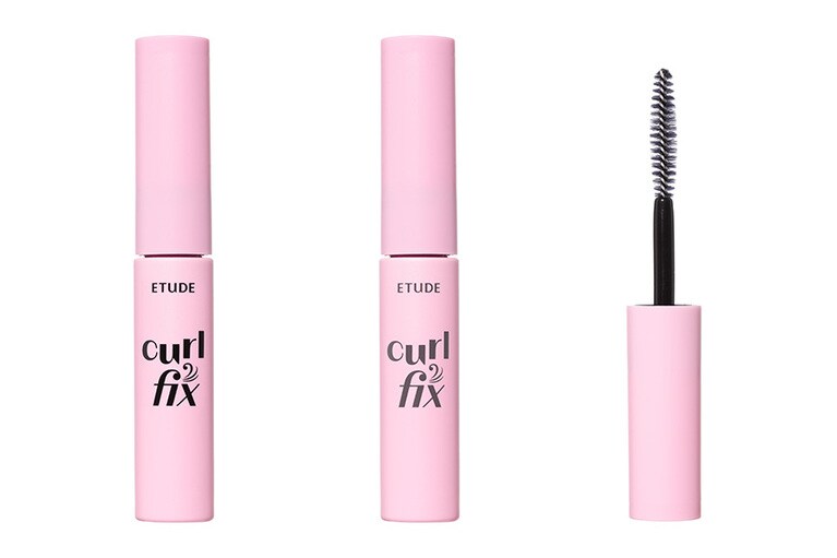 丸くきれいなカールを長時間キープするマスカラ。涙、汗、皮脂にも負けないウォータープルーフ処方で落ちなさ具合も太鼓判。ブラシの密度が高く、1本1本をセパレートしてナチュラルな仕上がりに。くっきりとまつ毛を際立たせる。写真左から、カールフィックスマスカラ ブラック（ミニ） 、カールフィックスマスカラ グレーブラウン（ミニ） 各990円／エチュード