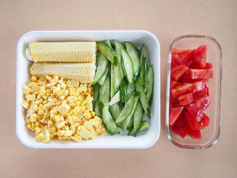 (1) きゅうりは縦に半分に包丁で切ってから、斜め薄切りにします。トウモロコシは実の部分を包丁で切って、削ぎ落とします。トマトは角切りにします。