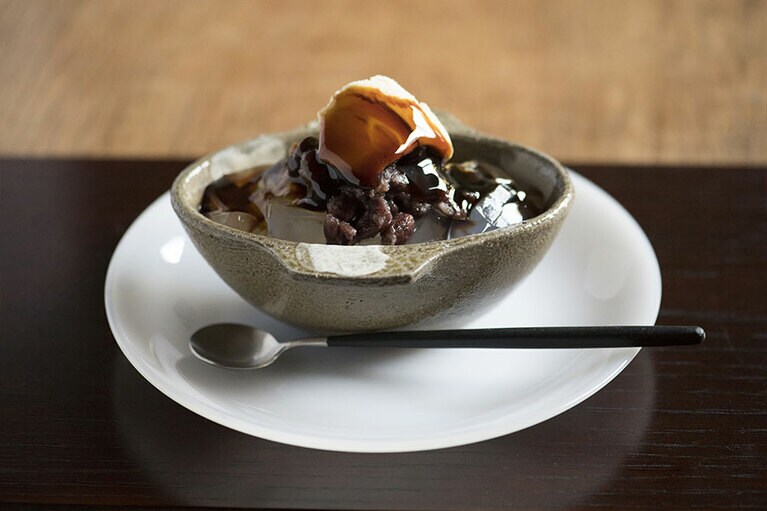 特製あんみつには、和三盆の黒蜜をかけて。ランチやスイーツはすべて、料理教室も開く奥様の手作り。