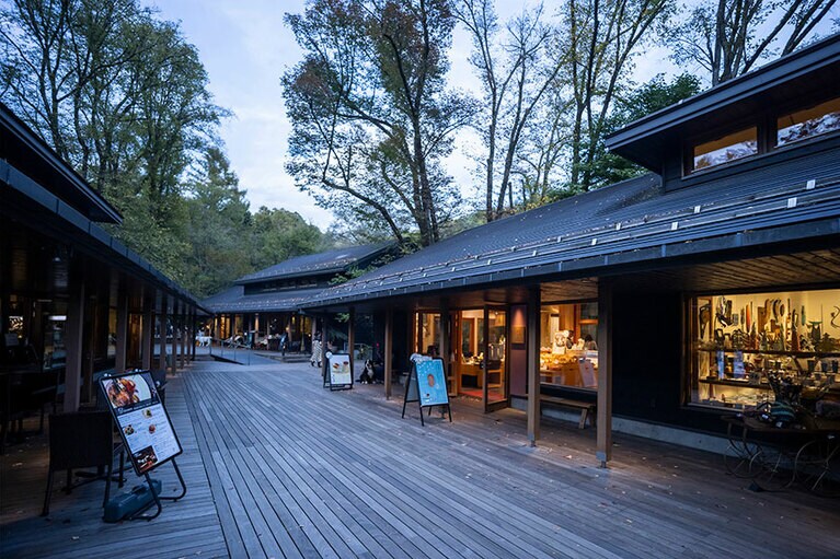 地面から2メートルほどの高さに設置されたウッドデッキ上にショップが並ぶ。