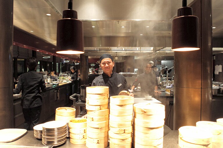 飲茶は蒸したてを、せいろとともにテープルに運んでくれる。