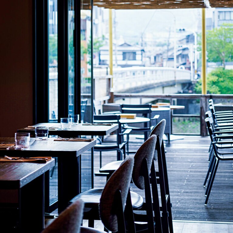 納涼床まで繋がる開放的な1階。