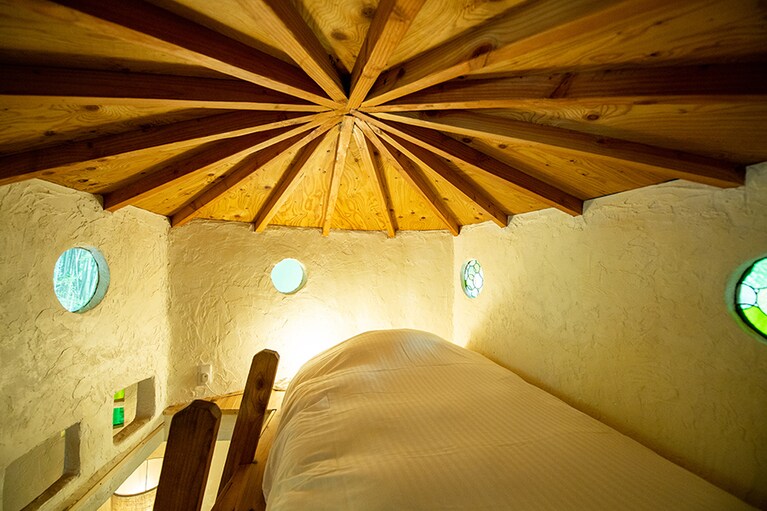 ロフト部分は、物語に出てきそうな屋根裏部屋のような空間。ロフト内にはシングルベットが1つ。