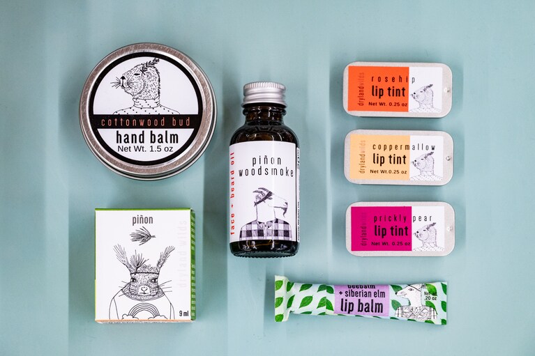 アルバカーキを拠点に展開しているバイオリージョナル（地域生態系）に根ざしたコスメブランド「ドライランズ・ワイルズ」。リップティント12ドル、フェイスオイル20ドルほか。