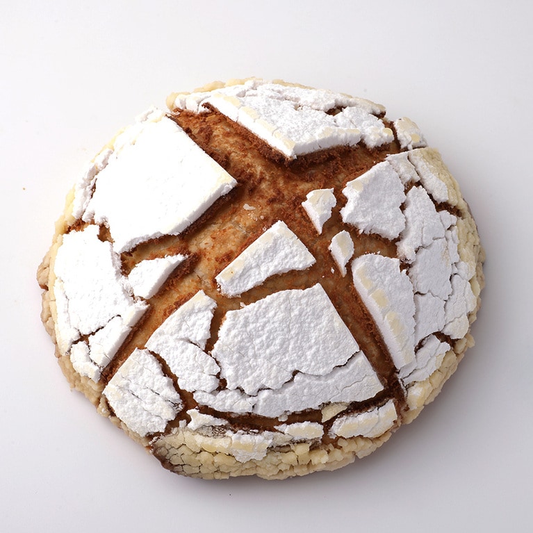 パン・コンプレ 大 2,370円、小 650円。パン・コンプレ(全粒粉パン)を模り、アーモンドクリームをパイ生地で包んでマカロン生地を塗って焼いた菓子。