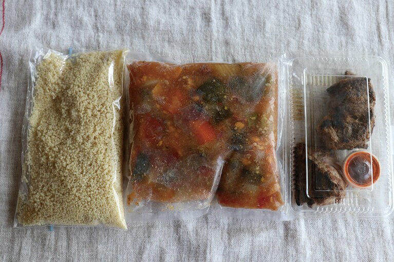 左からクスクス、煮込みスープ(冷凍)、仔羊の炭火焼き(焼き立て)、自家製アリッサ。