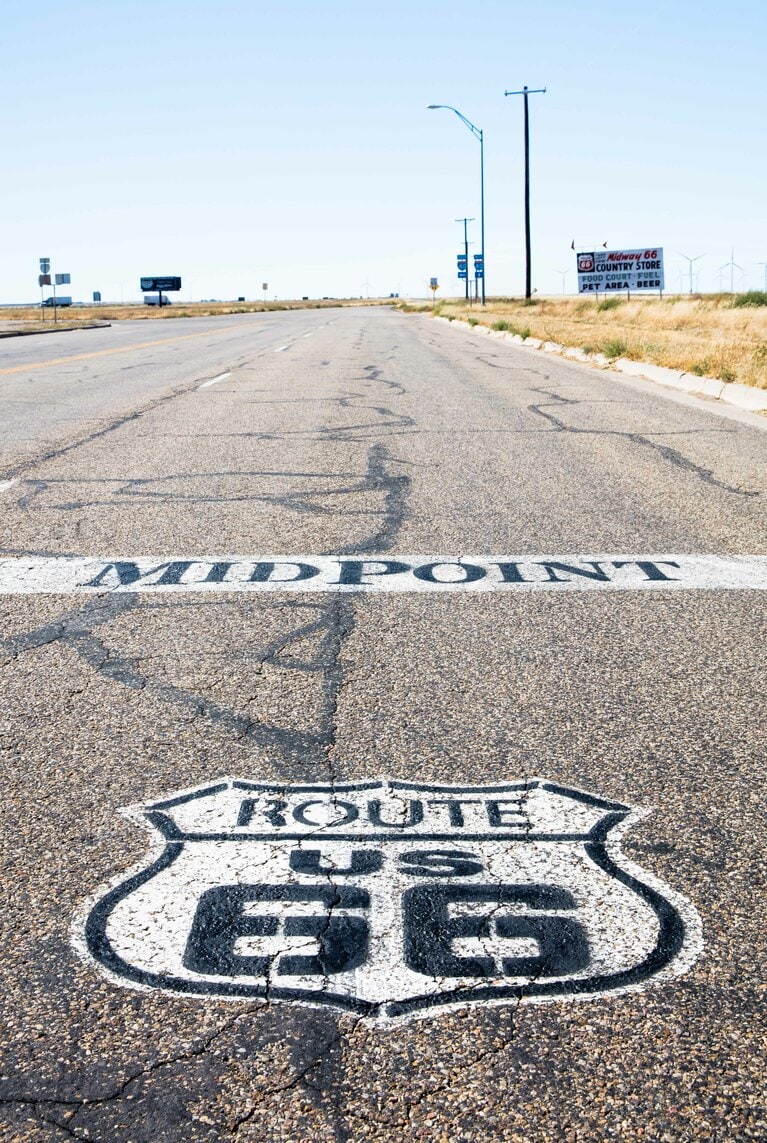 シカゴ（イリノイ州）とサンタモニカ（カリフォルニア州）のちょうど中間地点にある小さな町、エイドリアン。ここもルート66ファンにとって憧れの地のひとつ。photo：GO USA
