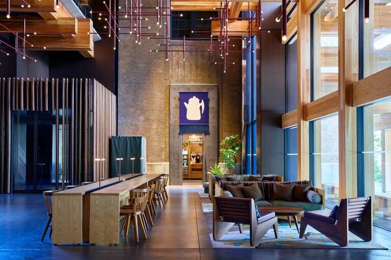 ロサンゼルスのコミューンデザインが手がけた内装と、日本の工芸やアートが融合した空間が素敵。