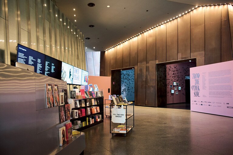 コンテンポラリーアーティストの本を揃えたブックストア。