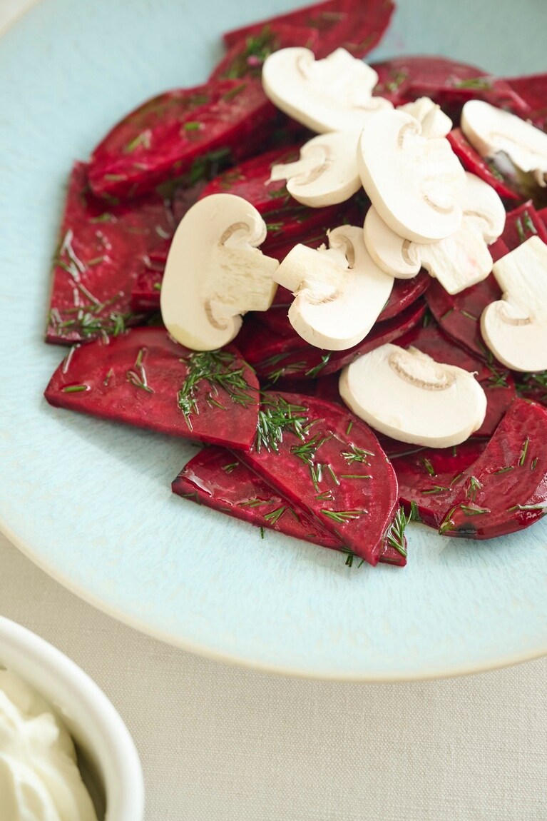 井原さん特製、ビーツのサラダ。テーブルがパッと華やかになる。