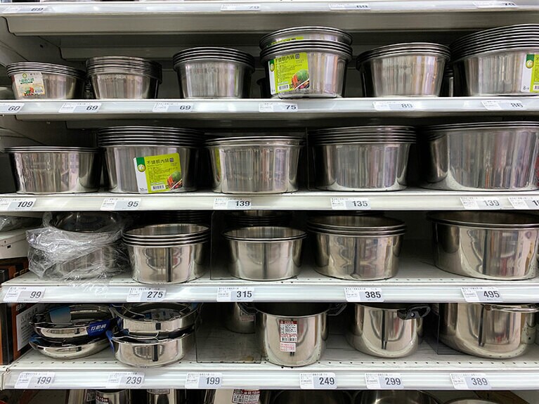 キッチンアイテム販売コーナーに電鍋で使える内鍋を多数用意。値段は60元～約400元。