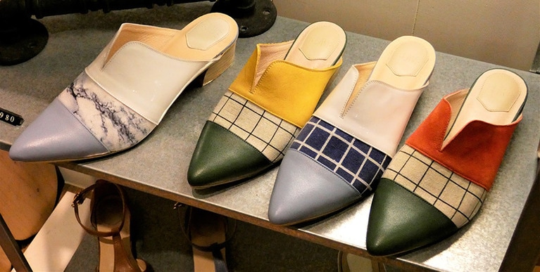 ミュールパンプス以外にブーツやサンダルなどもあります。