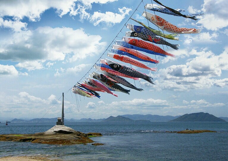 【香川県】瀬戸内海に浮かぶ鯉のぼり。