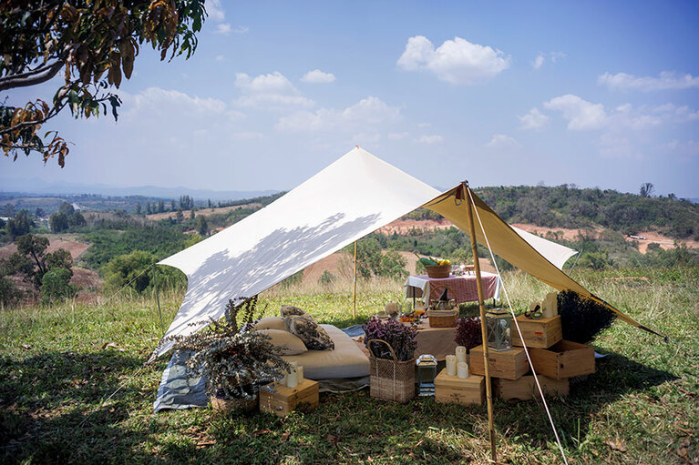 見晴らしのよい丘の上でのグランピングは、高原のカオヤイだからこそのアクティビティ。