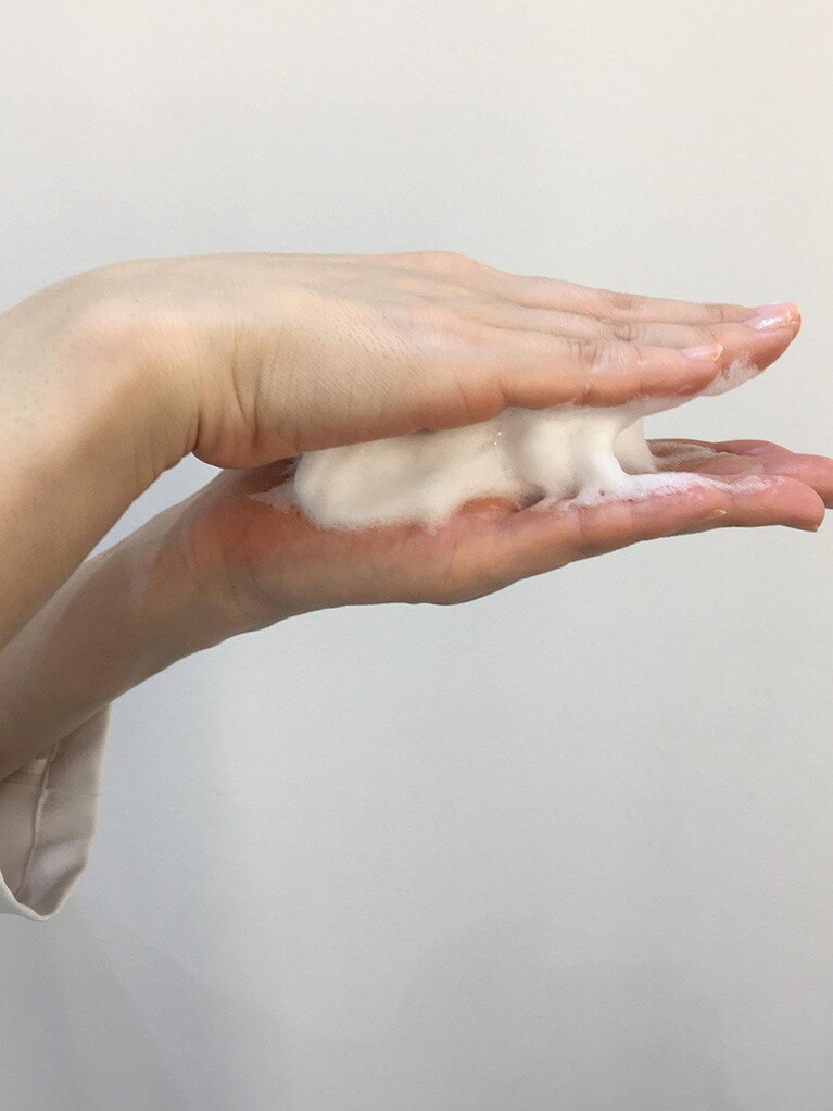 優しく泡だけを動かす。