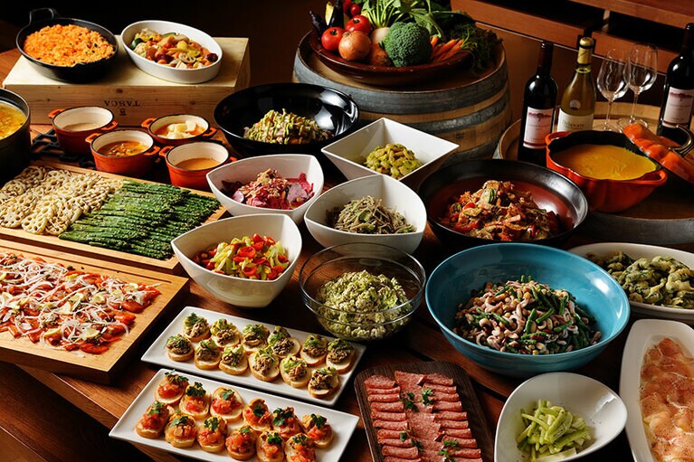 朝食、ランチ、ディナーで楽しめる「YYgrill」。ビュッフェには、野菜がたくさん！