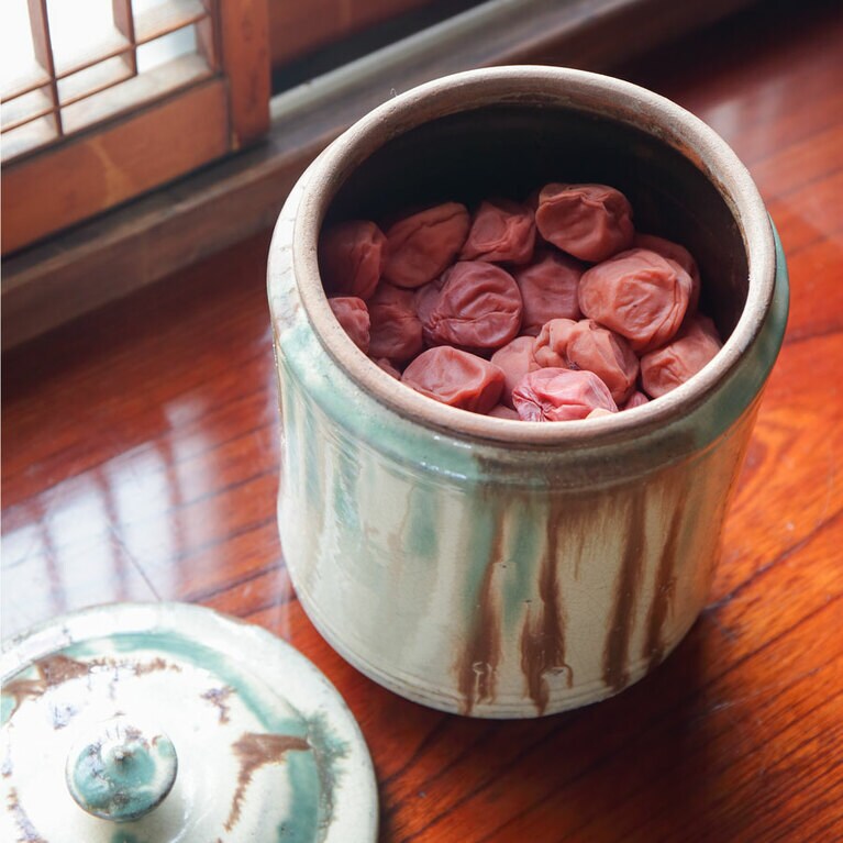 廊下には自家製梅干しの壺が。