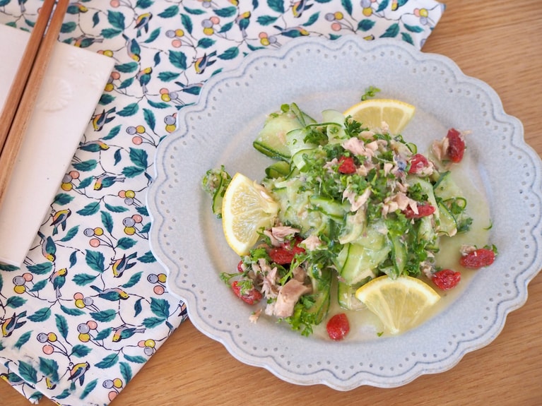 器に盛り付け、飾り用のレモンを散らして完成。