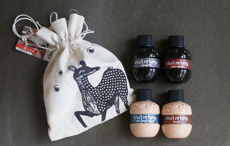 ボトルの裏側は平らになっており、洗面台で転がらないように工夫されています。