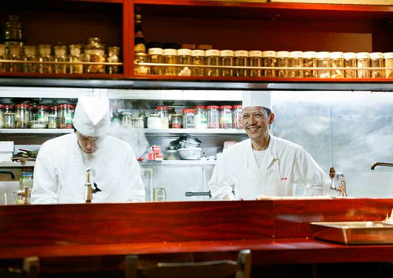 の道50年、店主の石橋 幸さん(右)。